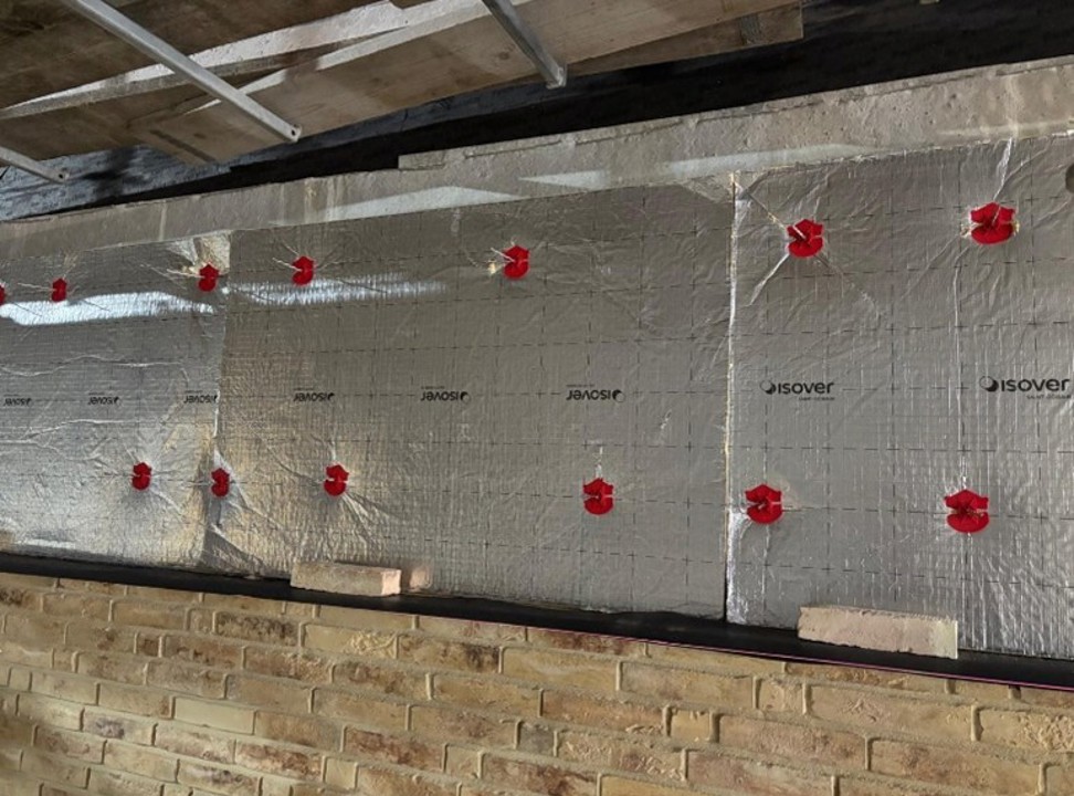 alt="Er zijn extra spouwankers geboord om de isolatie goed vast te zetten."